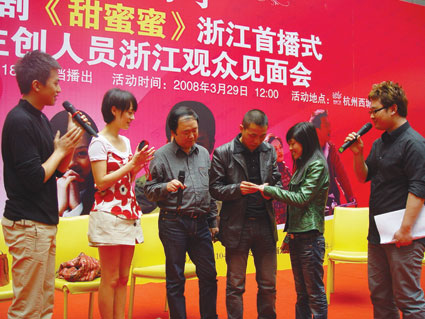图为杨杰给傅红艳戴上孙俪和邓超赠送的求婚钻戒.