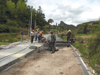 最长县道路面硬化工程竣工