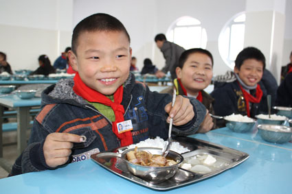 来自河南的张振扬同学正在高兴地食用"营养餐.