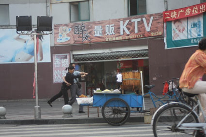 这对夫妻很雷人 跳着探戈卖糯米饭团(图)
