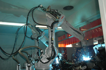 首台焊接机器人工作站在福多纳启用