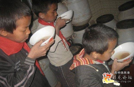 云南一乡村学校 学生们喝脏水解渴(图) -云南一