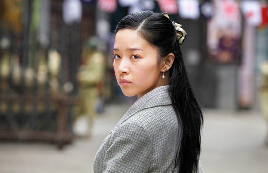 此次,阚清子在剧中颠覆饰演为爱痴狂的年代新女性,但同时她也是全剧中