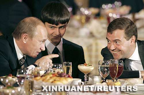 12月24日,俄罗斯总统普京(左)和第一副总理梅德韦杰夫(右)在首都