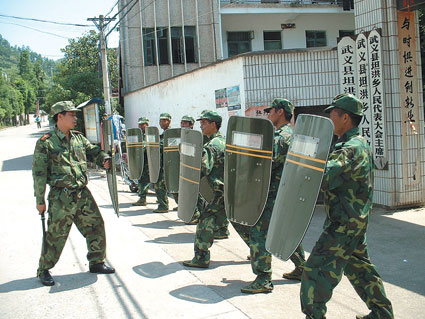 坦洪乡举行民兵维稳处突演练